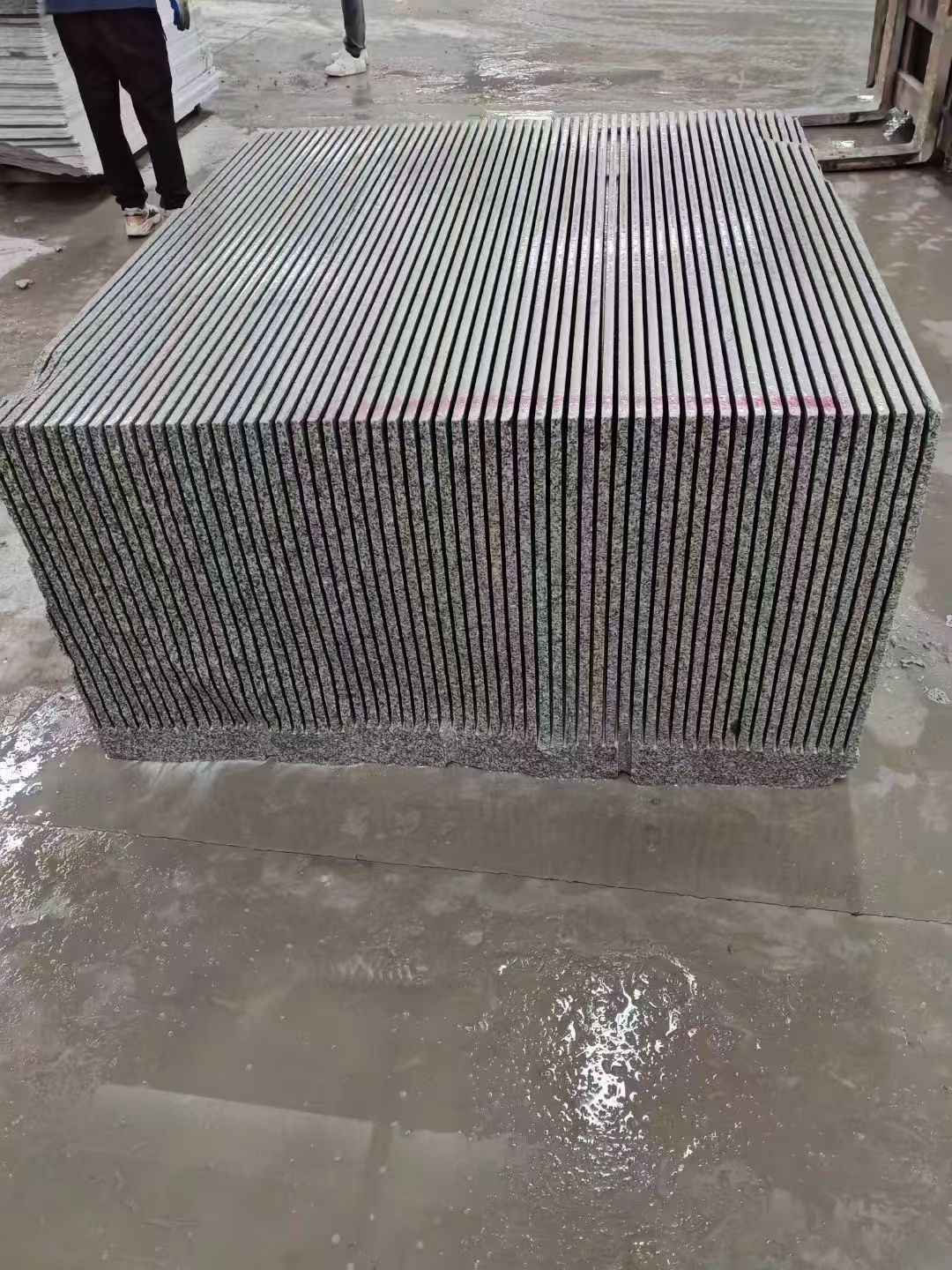 白银芝麻白毛板荒料切割