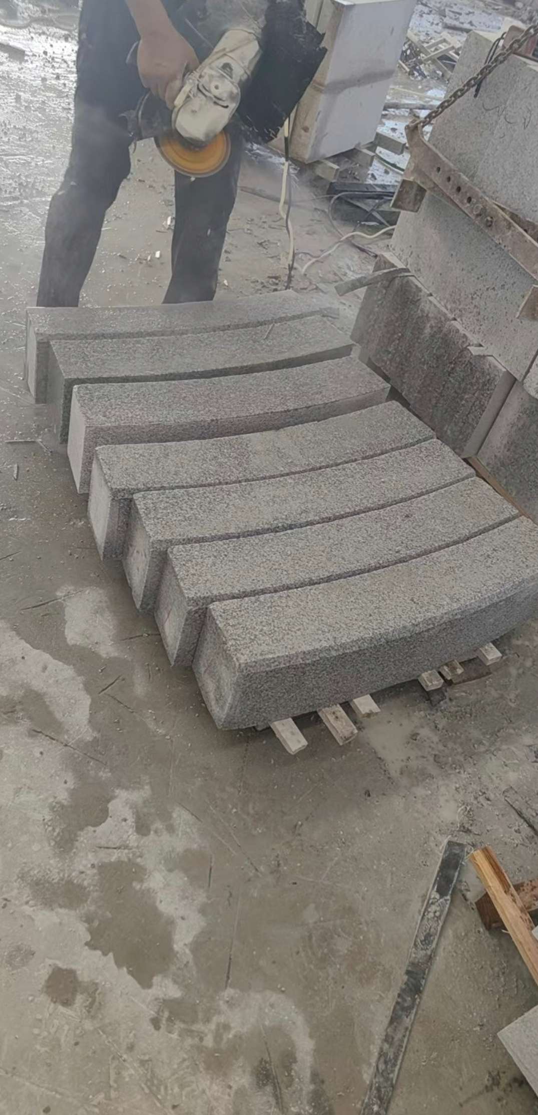 白银芝麻白弧形路牙石